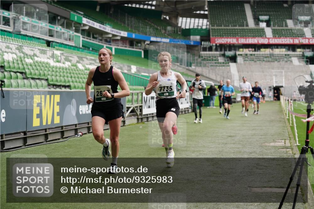 05.10.2025 - 20. swb-Marathon Bremen Michael Burmester http://msf.ph/oto/9325983 05.10.2025 12:47:55 Laufen im Stadion 344, 346, 442, 564, 656, 770, 1205, 1370, 1526, 1607, 1642, 1646, 2241, 2360, 2472, 2482, 2613, 2643, 2656, 2872, 3061, 3768, 4215, 4255, 4291, 4313, 5264, 5656, 5831, 5918, 6804, 7070, 7170, 7176, 7492, 7735, 7831, 7900, 8013, 8729, 223, 265, 391, 502, 505, 545, 862, 1635, 2939, 4966, 4988, 6295 meine-sportfotos.de