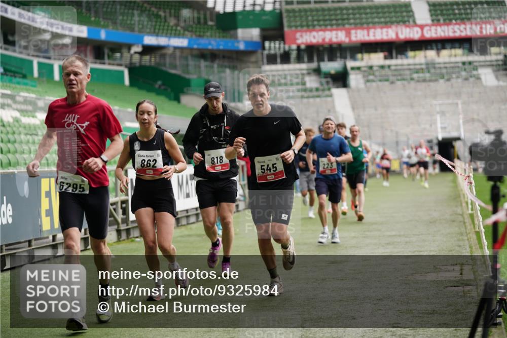 05.10.2025 - 20. swb-Marathon Bremen Michael Burmester http://msf.ph/oto/9325984 05.10.2025 12:46:53 Laufen im Stadion 223, 256, 265, 281, 502, 505, 545, 609, 818, 862, 891, 1246, 1521, 1635, 2163, 2276, 2585, 2939, 3054, 3084, 3381, 4617, 4758, 4848, 4966, 4988, 6295, 6849, 7583, 7675, 1091, 2228, 4274, 7526 meine-sportfotos.de