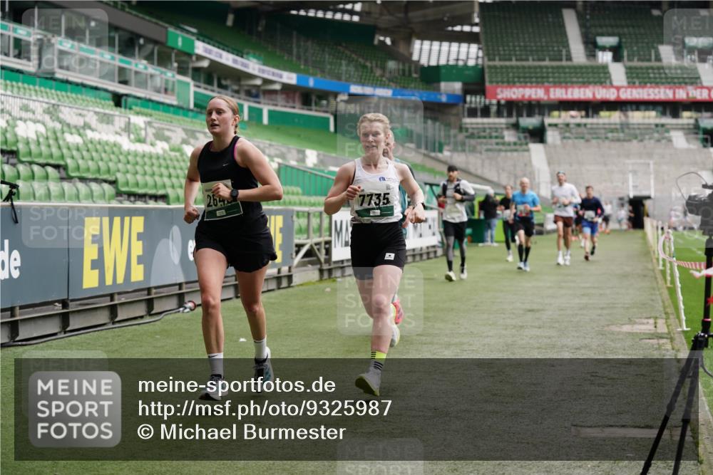 05.10.2025 - 20. swb-Marathon Bremen Michael Burmester http://msf.ph/oto/9325987 05.10.2025 12:47:55 Laufen im Stadion 344, 346, 442, 564, 656, 770, 1205, 1370, 1526, 1607, 1642, 1646, 2241, 2360, 2472, 2482, 2613, 2643, 2656, 2872, 3061, 3768, 4215, 4255, 4291, 4313, 5264, 5656, 5831, 5918, 6804, 7070, 7170, 7176, 7492, 7735, 7831, 7900, 8013, 8729, 223, 265, 391, 502, 505, 545, 862, 1635, 2939, 4966, 4988, 6295 meine-sportfotos.de