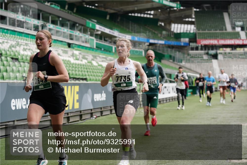 05.10.2025 - 20. swb-Marathon Bremen Michael Burmester http://msf.ph/oto/9325991 05.10.2025 12:47:55 Laufen im Stadion 344, 346, 442, 564, 656, 770, 1205, 1370, 1526, 1607, 1642, 1646, 2241, 2360, 2472, 2482, 2613, 2643, 2656, 2872, 3061, 3768, 4215, 4255, 4291, 4313, 5264, 5656, 5831, 5918, 6804, 7070, 7170, 7176, 7492, 7735, 7831, 7900, 8013, 8729, 223, 265, 391, 502, 505, 545, 862, 1635, 2939, 4966, 4988, 6295 meine-sportfotos.de
