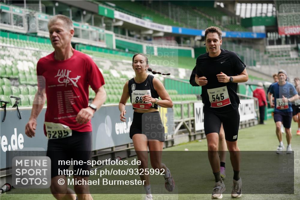 05.10.2025 - 20. swb-Marathon Bremen Michael Burmester http://msf.ph/oto/9325992 05.10.2025 12:46:54 Laufen im Stadion 223, 256, 265, 281, 391, 502, 505, 545, 609, 818, 862, 891, 1246, 1521, 1635, 2163, 2276, 2585, 2939, 3054, 3084, 3381, 4617, 4758, 4848, 4966, 4988, 6295, 6849, 7583, 7675, 1091, 2228, 4274, 7526 meine-sportfotos.de