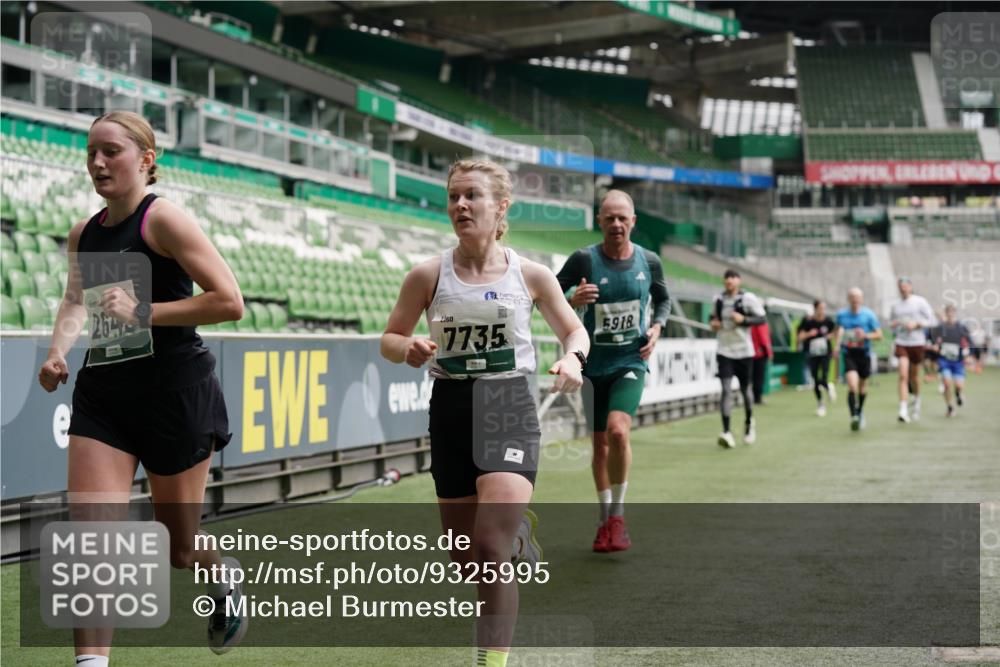 05.10.2025 - 20. swb-Marathon Bremen Michael Burmester http://msf.ph/oto/9325995 05.10.2025 12:47:56 Laufen im Stadion 344, 346, 442, 564, 656, 770, 1205, 1370, 1526, 1607, 1642, 1646, 2241, 2360, 2472, 2482, 2613, 2643, 2656, 2872, 3061, 3768, 4215, 4255, 4291, 4313, 5264, 5656, 5831, 5918, 6804, 7070, 7170, 7176, 7492, 7735, 7831, 7900, 8013, 8729, 223, 265, 391, 502, 505, 545, 862, 1635, 2939, 4966, 4988, 6295 meine-sportfotos.de