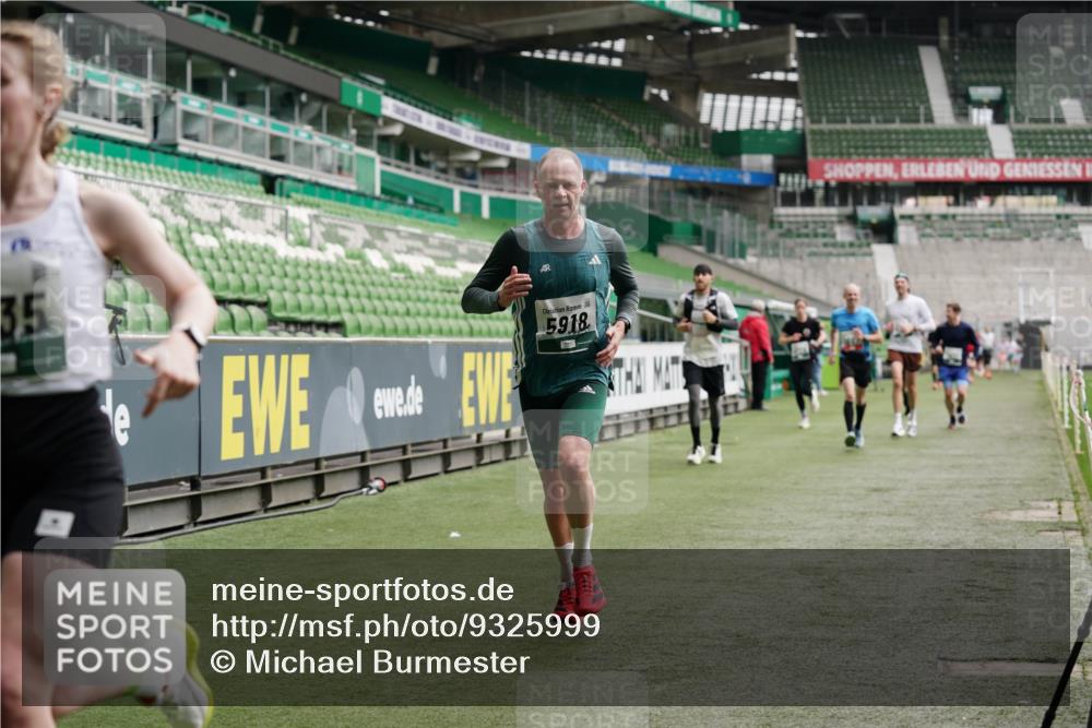 05.10.2025 - 20. swb-Marathon Bremen Michael Burmester http://msf.ph/oto/9325999 05.10.2025 12:47:56 Laufen im Stadion 344, 346, 442, 564, 656, 770, 1205, 1370, 1526, 1607, 1642, 1646, 2241, 2360, 2472, 2482, 2613, 2643, 2656, 2872, 3061, 3768, 4215, 4255, 4291, 4313, 5264, 5656, 5831, 5918, 6804, 7070, 7170, 7176, 7492, 7735, 7831, 7900, 8013, 8729, 223, 265, 391, 502, 505, 545, 862, 1635, 2939, 4966, 4988, 6295 meine-sportfotos.de