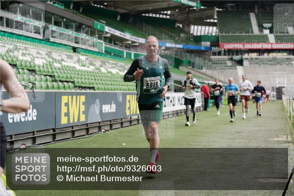 05.10.2025 - 20. swb-Marathon Bremen Michael Burmester http://msf.ph/oto/9326003 05.10.2025 12:47:56 Laufen im Stadion 344, 346, 442, 564, 656, 770, 1205, 1370, 1526, 1607, 1642, 1646, 2241, 2360, 2472, 2482, 2613, 2643, 2656, 2872, 3061, 3768, 4215, 4255, 4291, 4313, 5264, 5656, 5831, 5918, 6804, 7070, 7170, 7176, 7492, 7735, 7831, 7900, 8013, 8729, 223, 265, 391, 502, 505, 545, 862, 1635, 2939, 4966, 4988, 6295 meine-sportfotos.de