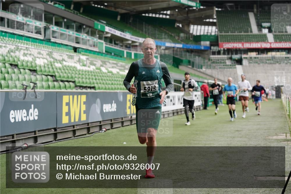 05.10.2025 - 20. swb-Marathon Bremen Michael Burmester http://msf.ph/oto/9326007 05.10.2025 12:47:56 Laufen im Stadion 344, 346, 442, 564, 656, 770, 1205, 1370, 1526, 1607, 1642, 1646, 2241, 2360, 2472, 2482, 2613, 2643, 2656, 2872, 3061, 3768, 4215, 4255, 4291, 4313, 5264, 5656, 5831, 5918, 6804, 7070, 7170, 7176, 7492, 7735, 7831, 7900, 8013, 8729, 223, 265, 391, 502, 505, 545, 862, 1635, 2939, 4966, 4988, 6295 meine-sportfotos.de