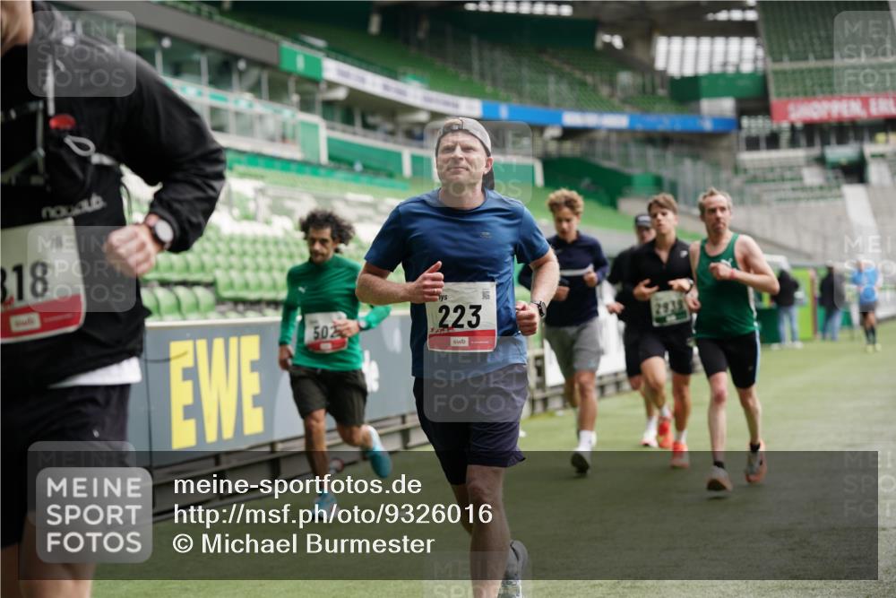 05.10.2025 - 20. swb-Marathon Bremen Michael Burmester http://msf.ph/oto/9326016 05.10.2025 12:46:57 Laufen im Stadion 223, 256, 265, 391, 502, 505, 545, 609, 818, 862, 891, 1246, 1521, 1635, 2163, 2276, 2585, 2939, 3054, 3084, 3381, 4758, 4848, 4966, 4988, 6295, 6849, 7583, 7675, 256, 281, 2228, 4274, 4617 meine-sportfotos.de