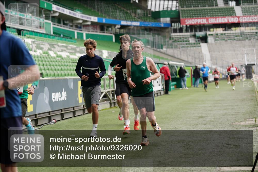05.10.2025 - 20. swb-Marathon Bremen Michael Burmester http://msf.ph/oto/9326020 05.10.2025 12:46:58 Laufen im Stadion 223, 265, 391, 502, 505, 545, 609, 818, 862, 891, 1246, 1521, 1635, 2163, 2276, 2585, 2939, 3054, 3084, 3381, 4758, 4848, 4966, 4988, 6295, 6849, 7583, 7675, 256, 281, 2228, 4274, 4617, 6849 meine-sportfotos.de