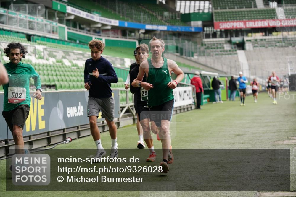 05.10.2025 - 20. swb-Marathon Bremen Michael Burmester http://msf.ph/oto/9326028 05.10.2025 12:46:58 Laufen im Stadion 223, 265, 391, 502, 505, 545, 609, 818, 862, 891, 1246, 1521, 1635, 2163, 2276, 2585, 2939, 3054, 3084, 3381, 4758, 4848, 4966, 4988, 6295, 6849, 7583, 7675, 256, 281, 2228, 4274, 4617, 6849 meine-sportfotos.de