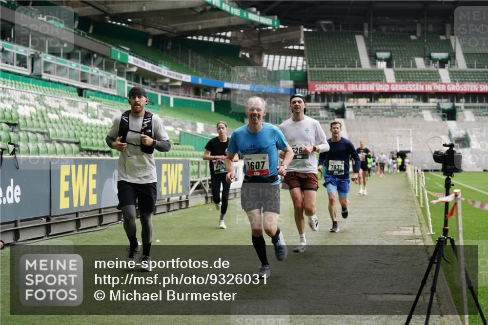 05.10.2025 - 20. swb-Marathon Bremen Michael Burmester http://msf.ph/oto/9326031 05.10.2025 12:48:01 Laufen im Stadion 344, 346, 442, 564, 656, 770, 1205, 1370, 1526, 1607, 1642, 1646, 2241, 2360, 2472, 2482, 2613, 2643, 2656, 2872, 3061, 3768, 4215, 4255, 4291, 4313, 4353, 5264, 5656, 5831, 5918, 6804, 7070, 7170, 7176, 7492, 7735, 7831, 7900, 8729, 265, 391, 505, 1635, 2939, 4966, 4988, 8013 meine-sportfotos.de