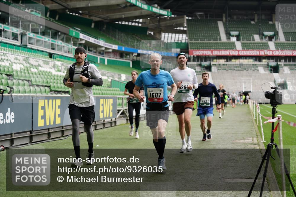 05.10.2025 - 20. swb-Marathon Bremen Michael Burmester http://msf.ph/oto/9326035 05.10.2025 12:48:01 Laufen im Stadion 344, 346, 442, 564, 656, 770, 1205, 1370, 1526, 1607, 1642, 1646, 2241, 2360, 2472, 2482, 2613, 2643, 2656, 2872, 3061, 3768, 4215, 4255, 4291, 4313, 4353, 5264, 5656, 5831, 5918, 6804, 7070, 7170, 7176, 7492, 7735, 7831, 7900, 8729, 265, 391, 505, 1635, 2939, 4966, 4988, 8013 meine-sportfotos.de