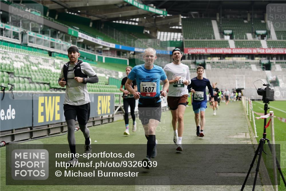 05.10.2025 - 20. swb-Marathon Bremen Michael Burmester http://msf.ph/oto/9326039 05.10.2025 12:48:01 Laufen im Stadion 344, 346, 442, 564, 656, 770, 1205, 1370, 1526, 1607, 1642, 1646, 2241, 2360, 2472, 2482, 2613, 2643, 2656, 2872, 3061, 3768, 4215, 4255, 4291, 4313, 4353, 5264, 5656, 5831, 5918, 6804, 7070, 7170, 7176, 7492, 7735, 7831, 7900, 8729, 265, 391, 505, 1635, 2939, 4966, 4988, 8013 meine-sportfotos.de