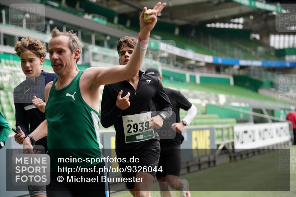 05.10.2025 - 20. swb-Marathon Bremen Michael Burmester http://msf.ph/oto/9326044 05.10.2025 12:47:00 Laufen im Stadion 223, 265, 391, 502, 505, 545, 609, 818, 862, 891, 1246, 1521, 1635, 2163, 2276, 2585, 2939, 3054, 3084, 3381, 4758, 4848, 4966, 4988, 6295, 7583, 7675, 8013, 256, 281, 2163, 2228, 4274, 4617, 6849 meine-sportfotos.de