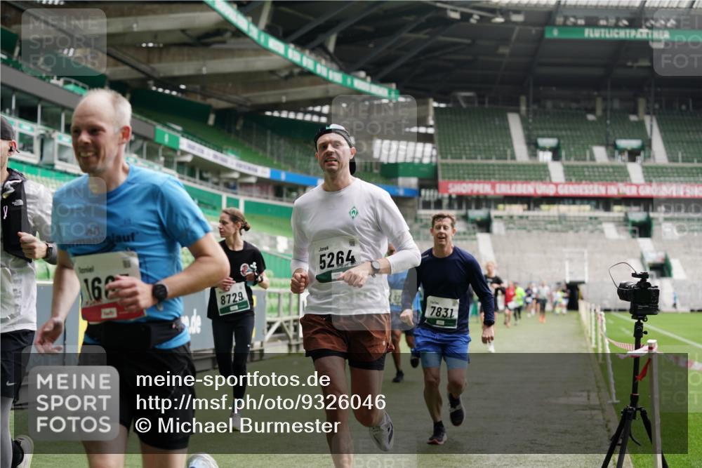 05.10.2025 - 20. swb-Marathon Bremen Michael Burmester http://msf.ph/oto/9326046 05.10.2025 12:48:02 Laufen im Stadion 344, 346, 442, 564, 656, 770, 1205, 1370, 1526, 1607, 1642, 1646, 2241, 2360, 2472, 2482, 2613, 2643, 2656, 2872, 3061, 3768, 4215, 4255, 4291, 4313, 4353, 5264, 5656, 5831, 5918, 6804, 7070, 7170, 7176, 7492, 7735, 7831, 7900, 8729, 8932, 265, 391, 505, 1635, 2939, 4966, 4988, 8013 meine-sportfotos.de