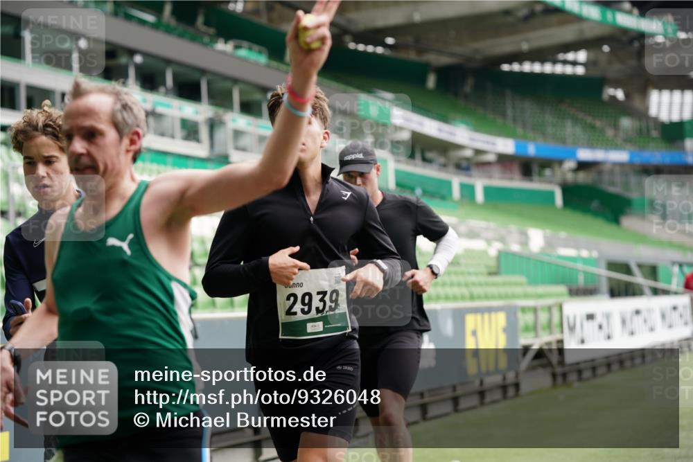 05.10.2025 - 20. swb-Marathon Bremen Michael Burmester http://msf.ph/oto/9326048 05.10.2025 12:47:00 Laufen im Stadion 223, 265, 391, 502, 505, 545, 609, 818, 862, 891, 1246, 1521, 1635, 2163, 2276, 2585, 2939, 3054, 3084, 3381, 4758, 4848, 4966, 4988, 6295, 7583, 7675, 8013, 256, 281, 2163, 2228, 4274, 4617, 6849 meine-sportfotos.de