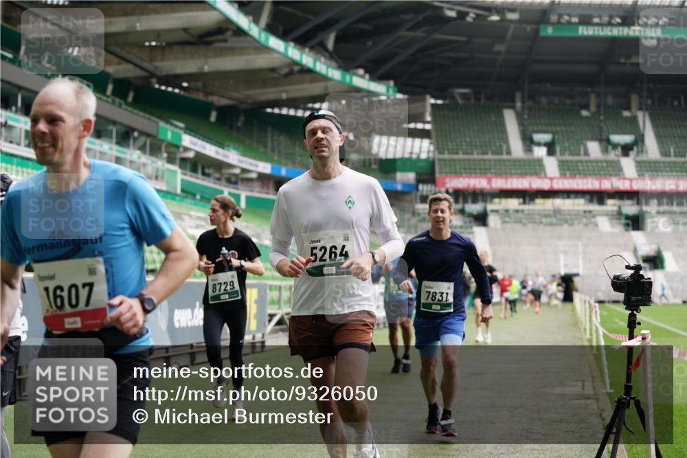 05.10.2025 - 20. swb-Marathon Bremen Michael Burmester http://msf.ph/oto/9326050 05.10.2025 12:48:02 Laufen im Stadion 344, 346, 442, 564, 656, 770, 1205, 1370, 1526, 1607, 1642, 1646, 2241, 2360, 2472, 2482, 2613, 2643, 2656, 2872, 3061, 3768, 4215, 4255, 4291, 4313, 4353, 5264, 5656, 5831, 5918, 6804, 7070, 7170, 7176, 7492, 7735, 7831, 7900, 8729, 8932, 265, 391, 505, 1635, 2939, 4966, 4988, 8013 meine-sportfotos.de