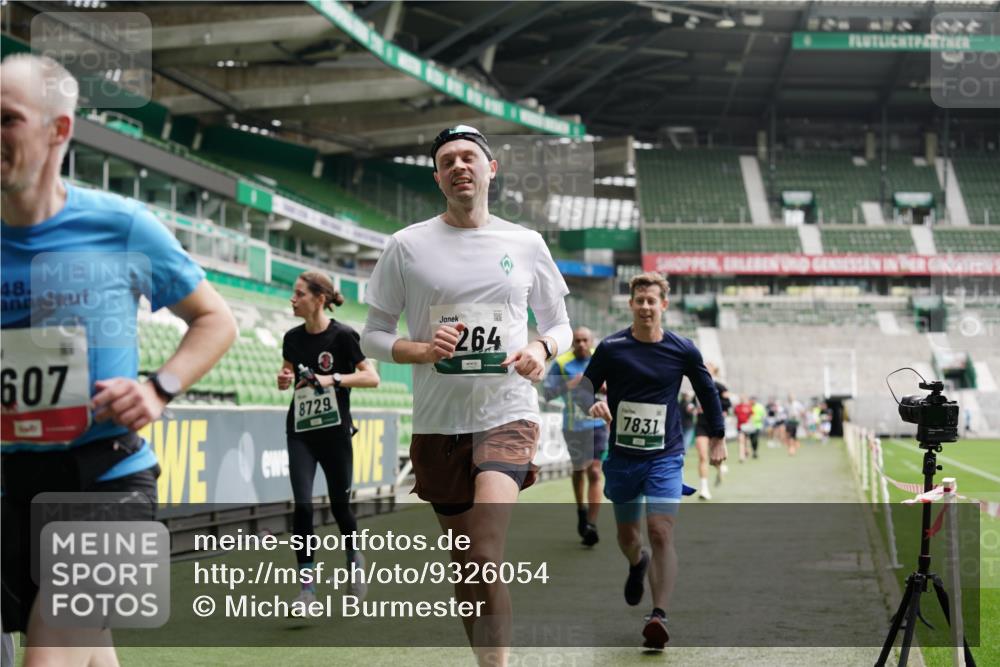 05.10.2025 - 20. swb-Marathon Bremen Michael Burmester http://msf.ph/oto/9326054 05.10.2025 12:48:02 Laufen im Stadion 344, 346, 442, 564, 656, 770, 1205, 1370, 1526, 1607, 1642, 1646, 2241, 2360, 2472, 2482, 2613, 2643, 2656, 2872, 3061, 3768, 4215, 4255, 4291, 4313, 4353, 5264, 5656, 5831, 5918, 6804, 7070, 7170, 7176, 7492, 7735, 7831, 7900, 8729, 8932, 265, 391, 505, 1635, 2939, 4966, 4988, 8013 meine-sportfotos.de