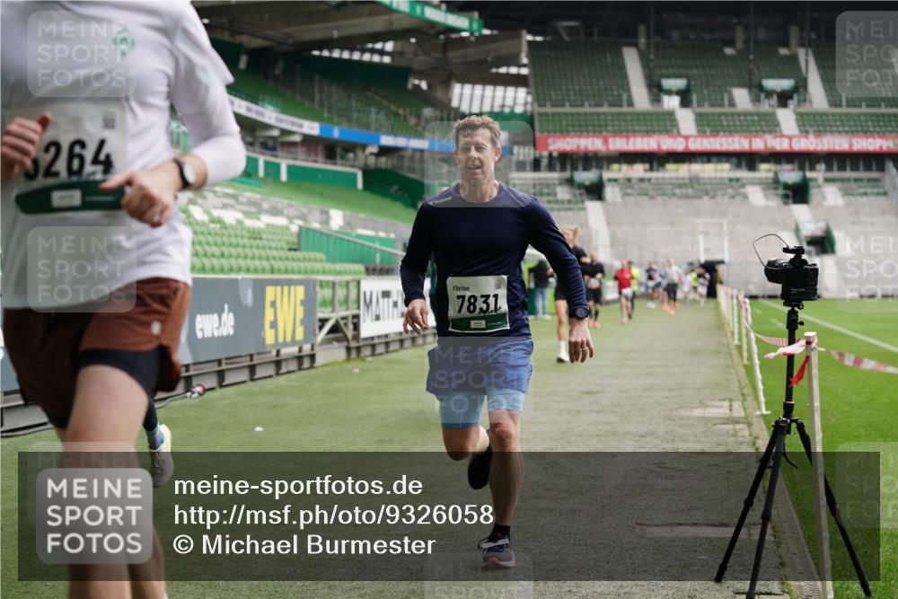 05.10.2025 - 20. swb-Marathon Bremen Michael Burmester http://msf.ph/oto/9326058 05.10.2025 12:48:03 Laufen im Stadion 344, 346, 442, 564, 656, 770, 1205, 1370, 1526, 1607, 1642, 1646, 2241, 2360, 2472, 2482, 2613, 2643, 2656, 2872, 3061, 3324, 3768, 4215, 4255, 4291, 4313, 4353, 5264, 5656, 5831, 5918, 6804, 7070, 7170, 7176, 7492, 7735, 7831, 7900, 8729, 8932, 265, 391, 505, 1635, 2939, 4966, 4988, 8013 meine-sportfotos.de