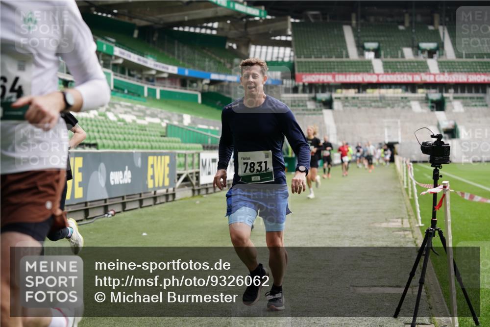 05.10.2025 - 20. swb-Marathon Bremen Michael Burmester http://msf.ph/oto/9326062 05.10.2025 12:48:03 Laufen im Stadion 344, 346, 442, 564, 656, 770, 1205, 1370, 1526, 1607, 1642, 1646, 2241, 2360, 2472, 2482, 2613, 2643, 2656, 2872, 3061, 3324, 3768, 4215, 4255, 4291, 4313, 4353, 5264, 5656, 5831, 5918, 6804, 7070, 7170, 7176, 7492, 7735, 7831, 7900, 8729, 8932, 265, 391, 505, 1635, 2939, 4966, 4988, 8013 meine-sportfotos.de