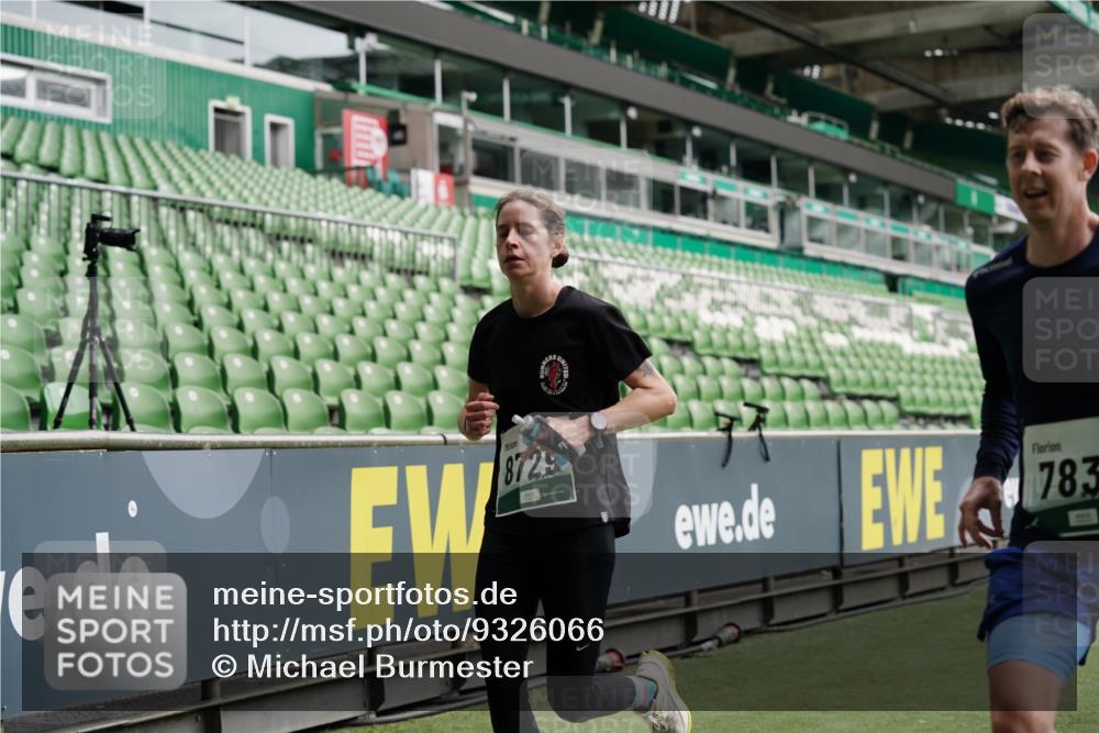 05.10.2025 - 20. swb-Marathon Bremen Michael Burmester http://msf.ph/oto/9326066 05.10.2025 12:48:04 Laufen im Stadion 344, 346, 442, 564, 656, 770, 1205, 1370, 1526, 1607, 1642, 1646, 2241, 2360, 2472, 2482, 2613, 2643, 2656, 2872, 3061, 3324, 3768, 4215, 4255, 4291, 4313, 4353, 5264, 5656, 5831, 5918, 6804, 7070, 7170, 7176, 7492, 7735, 7831, 7900, 8729, 8932, 265, 391, 505, 1635, 2939, 4966, 4988, 5831, 7170, 8013 meine-sportfotos.de