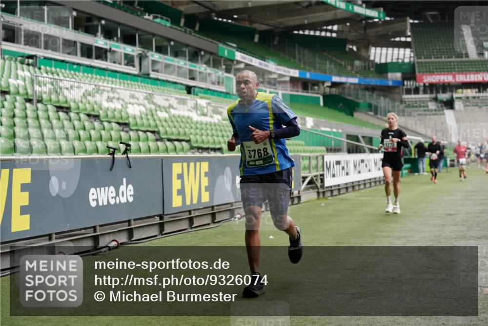 05.10.2025 - 20. swb-Marathon Bremen Michael Burmester http://msf.ph/oto/9326074 05.10.2025 12:48:05 Laufen im Stadion 344, 346, 442, 564, 656, 770, 1205, 1370, 1526, 1607, 1642, 1646, 2241, 2360, 2472, 2482, 2613, 2643, 2656, 2872, 3061, 3324, 3768, 4215, 4255, 4291, 4313, 4353, 5264, 5656, 5918, 6804, 7070, 7176, 7492, 7735, 7831, 7900, 8729, 8932, 265, 391, 505, 1635, 2939, 4966, 4988, 5831, 7170, 8013 meine-sportfotos.de
