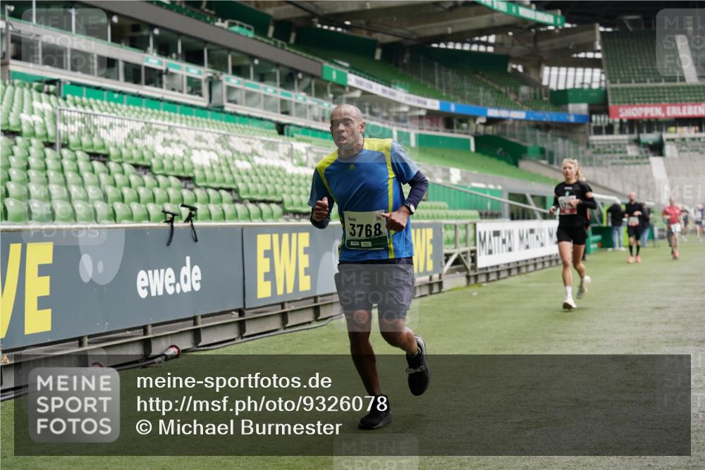 05.10.2025 - 20. swb-Marathon Bremen Michael Burmester http://msf.ph/oto/9326078 05.10.2025 12:48:05 Laufen im Stadion 344, 346, 442, 564, 656, 770, 1205, 1370, 1526, 1607, 1642, 1646, 2241, 2360, 2472, 2482, 2613, 2643, 2656, 2872, 3061, 3324, 3768, 4215, 4255, 4291, 4313, 4353, 5264, 5656, 5918, 6804, 7070, 7176, 7492, 7735, 7831, 7900, 8729, 8932, 265, 391, 505, 1635, 2939, 4966, 4988, 5831, 7170, 8013 meine-sportfotos.de