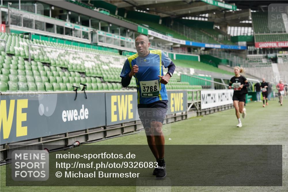 05.10.2025 - 20. swb-Marathon Bremen Michael Burmester http://msf.ph/oto/9326083 05.10.2025 12:48:05 Laufen im Stadion 344, 346, 442, 564, 656, 770, 1205, 1370, 1526, 1607, 1642, 1646, 2241, 2360, 2472, 2482, 2613, 2643, 2656, 2872, 3061, 3324, 3768, 4215, 4255, 4291, 4313, 4353, 5264, 5656, 5918, 6804, 7070, 7176, 7492, 7735, 7831, 7900, 8729, 8932, 265, 391, 505, 1635, 2939, 4966, 4988, 5831, 7170, 8013 meine-sportfotos.de