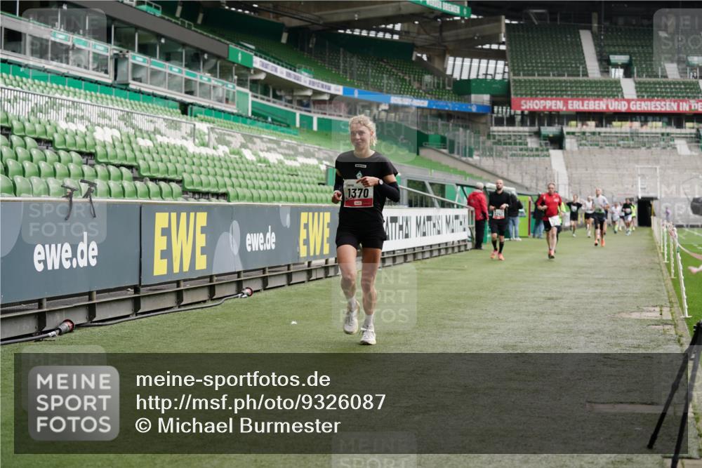 05.10.2025 - 20. swb-Marathon Bremen Michael Burmester http://msf.ph/oto/9326087 05.10.2025 12:48:07 Laufen im Stadion 344, 346, 442, 564, 656, 1205, 1370, 1526, 1607, 1642, 1646, 2241, 2360, 2472, 2482, 2613, 2643, 2656, 2872, 2974, 3061, 3324, 3768, 4215, 4255, 4291, 4313, 4353, 5264, 5656, 5918, 6804, 7070, 7176, 7492, 7735, 7831, 7900, 8729, 8932, 265, 391, 442, 770, 1635, 2939, 4988, 5831, 7170, 8013 meine-sportfotos.de