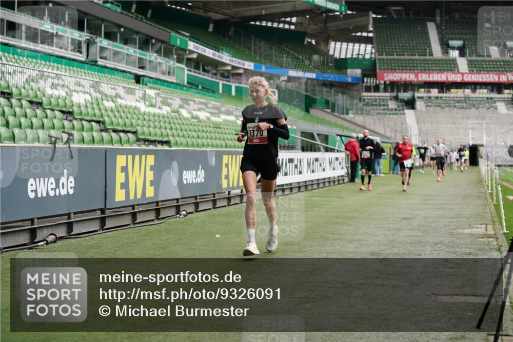 05.10.2025 - 20. swb-Marathon Bremen Michael Burmester http://msf.ph/oto/9326091 05.10.2025 12:48:07 Laufen im Stadion 344, 346, 442, 564, 656, 1205, 1370, 1526, 1607, 1642, 1646, 2241, 2360, 2472, 2482, 2613, 2643, 2656, 2872, 2974, 3061, 3324, 3768, 4215, 4255, 4291, 4313, 4353, 5264, 5656, 5918, 6804, 7070, 7176, 7492, 7735, 7831, 7900, 8729, 8932, 265, 391, 442, 770, 1635, 2939, 4988, 5831, 7170, 8013 meine-sportfotos.de