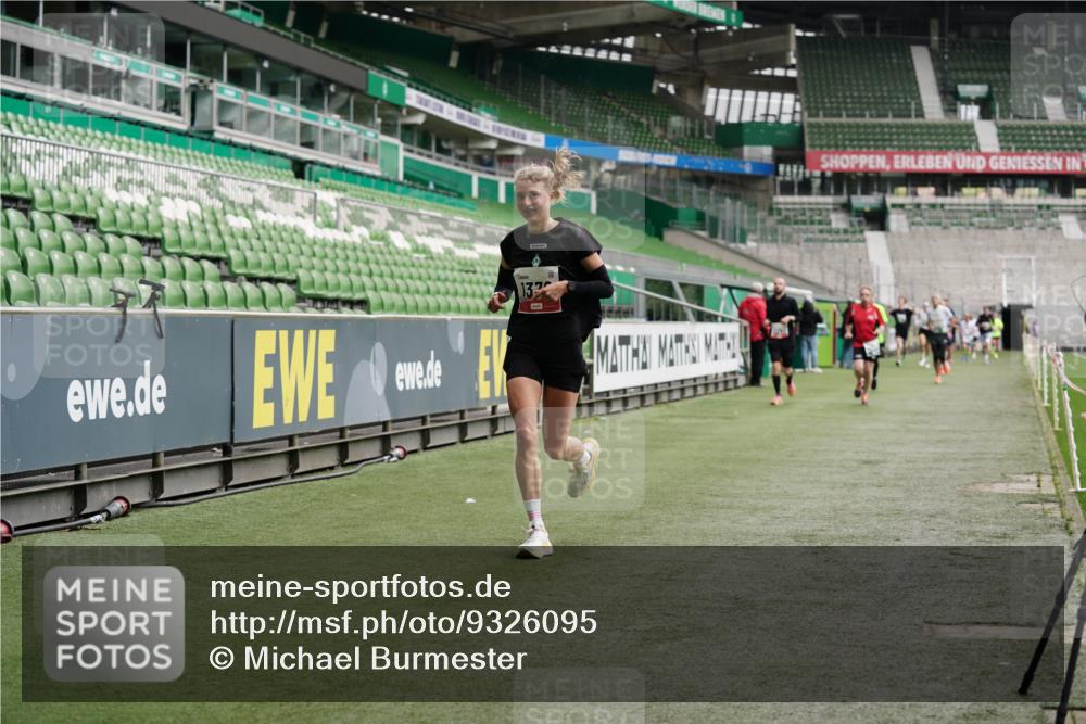 05.10.2025 - 20. swb-Marathon Bremen Michael Burmester http://msf.ph/oto/9326095 05.10.2025 12:48:07 Laufen im Stadion 344, 346, 442, 564, 656, 1205, 1370, 1526, 1607, 1642, 1646, 2241, 2360, 2472, 2482, 2613, 2643, 2656, 2872, 2974, 3061, 3324, 3768, 4215, 4255, 4291, 4313, 4353, 5264, 5656, 5918, 6804, 7070, 7176, 7492, 7735, 7831, 7900, 8729, 8932, 265, 391, 442, 770, 1635, 2939, 4988, 5831, 7170, 8013 meine-sportfotos.de