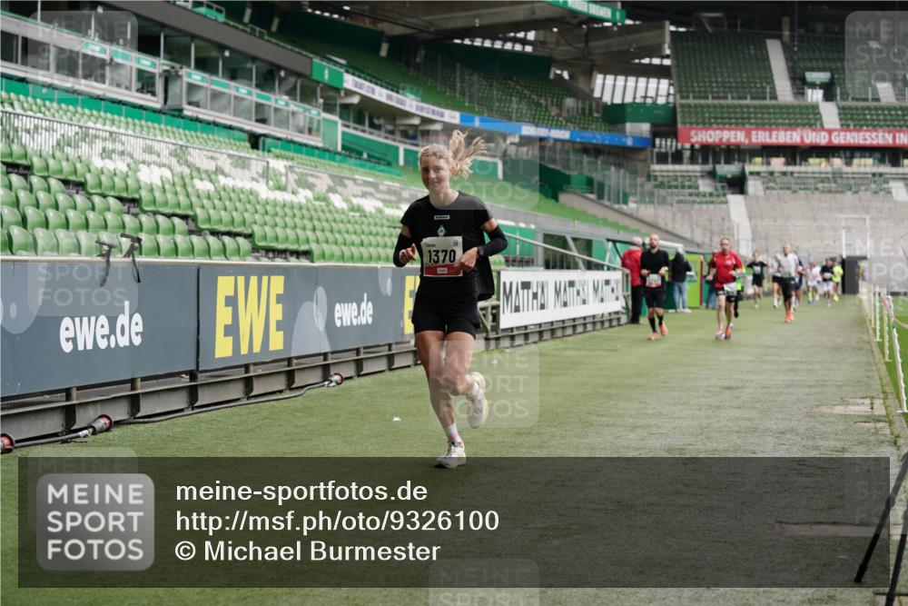 05.10.2025 - 20. swb-Marathon Bremen Michael Burmester http://msf.ph/oto/9326100 05.10.2025 12:48:07 Laufen im Stadion 344, 346, 442, 564, 656, 1205, 1370, 1526, 1607, 1642, 1646, 2241, 2360, 2472, 2482, 2613, 2643, 2656, 2872, 2974, 3061, 3324, 3768, 4215, 4255, 4291, 4313, 4353, 5264, 5656, 5918, 6804, 7070, 7176, 7492, 7735, 7831, 7900, 8729, 8932, 265, 391, 442, 770, 1635, 2939, 4988, 5831, 7170, 8013 meine-sportfotos.de