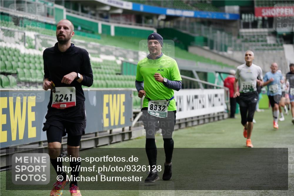 05.10.2025 - 20. swb-Marathon Bremen Michael Burmester http://msf.ph/oto/9326128 05.10.2025 12:48:15 Laufen im Stadion 344, 346, 564, 656, 1205, 1370, 1526, 1607, 1642, 1646, 1724, 2241, 2360, 2643, 2656, 2974, 3324, 3768, 3819, 4291, 4313, 4353, 5103, 5264, 5786, 5918, 6251, 6804, 7176, 7492, 7735, 7831, 7900, 8244, 8729, 8923, 8932, 442, 770, 2472, 2482, 2613, 2872, 3061, 4215, 4255, 5656, 5831, 7070, 7170, 8013 meine-sportfotos.de