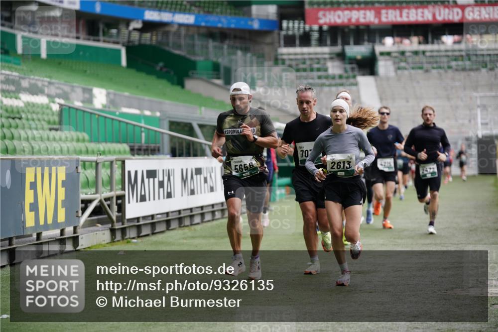 05.10.2025 - 20. swb-Marathon Bremen Michael Burmester http://msf.ph/oto/9326135 05.10.2025 12:47:19 Laufen im Stadion 223, 265, 344, 346, 391, 442, 502, 505, 545, 609, 656, 770, 818, 862, 1205, 1521, 1635, 2472, 2482, 2613, 2872, 2939, 3061, 4215, 4255, 4291, 4313, 4848, 4966, 4988, 5656, 5831, 6295, 7070, 7170, 7583, 8013, 891, 1246, 2163, 2276, 2585, 3054, 3084, 3381, 4758, 7675 meine-sportfotos.de