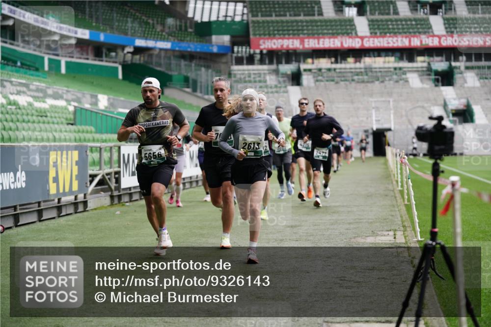 05.10.2025 - 20. swb-Marathon Bremen Michael Burmester http://msf.ph/oto/9326143 05.10.2025 12:47:20 Laufen im Stadion 223, 265, 344, 346, 391, 442, 502, 505, 545, 609, 656, 770, 818, 862, 1205, 1521, 1635, 2472, 2482, 2613, 2872, 2939, 3061, 4215, 4255, 4291, 4313, 4848, 4966, 4988, 5656, 5831, 6295, 7070, 7170, 7176, 7583, 8013, 891, 1246, 2163, 2276, 2585, 3054, 3084, 3381, 4758, 7675 meine-sportfotos.de
