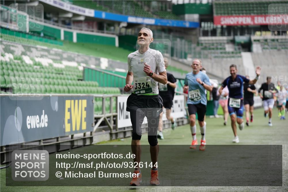 05.10.2025 - 20. swb-Marathon Bremen Michael Burmester http://msf.ph/oto/9326144 05.10.2025 12:48:17 Laufen im Stadion 344, 346, 492, 564, 1205, 1370, 1526, 1607, 1642, 1646, 1724, 2241, 2360, 2643, 2656, 2974, 3320, 3324, 3768, 3819, 4291, 4313, 4353, 5103, 5264, 5786, 5918, 6251, 6804, 7176, 7492, 7735, 7831, 7900, 8244, 8729, 8897, 8923, 8932, 346, 442, 656, 770, 2472, 2482, 2613, 2872, 3061, 4215, 4255, 4313, 5656, 5831, 7070, 7170, 8013 meine-sportfotos.de