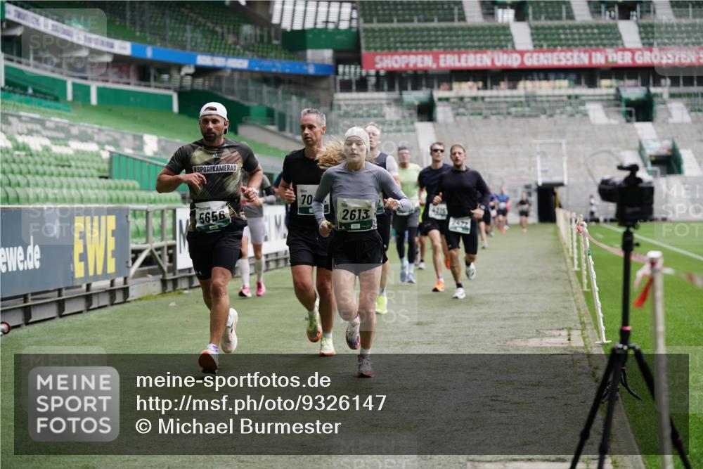 05.10.2025 - 20. swb-Marathon Bremen Michael Burmester http://msf.ph/oto/9326147 05.10.2025 12:47:20 Laufen im Stadion 223, 265, 344, 346, 391, 442, 502, 505, 545, 609, 656, 770, 818, 862, 1205, 1521, 1635, 2472, 2482, 2613, 2872, 2939, 3061, 4215, 4255, 4291, 4313, 4848, 4966, 4988, 5656, 5831, 6295, 7070, 7170, 7176, 7583, 8013, 891, 1246, 2163, 2276, 2585, 3054, 3084, 3381, 4758, 7675 meine-sportfotos.de