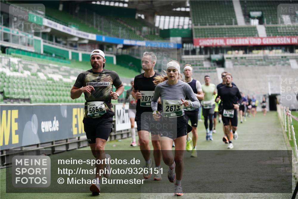05.10.2025 - 20. swb-Marathon Bremen Michael Burmester http://msf.ph/oto/9326151 05.10.2025 12:47:21 Laufen im Stadion 223, 265, 344, 346, 391, 442, 502, 505, 545, 609, 656, 770, 818, 862, 1205, 1521, 1635, 2472, 2482, 2613, 2872, 2939, 3061, 4215, 4255, 4291, 4313, 4848, 4966, 4988, 5656, 5831, 6295, 7070, 7170, 7176, 7583, 8013, 891, 1246, 2276, 2585, 3054, 3084, 3381, 4758, 7675 meine-sportfotos.de