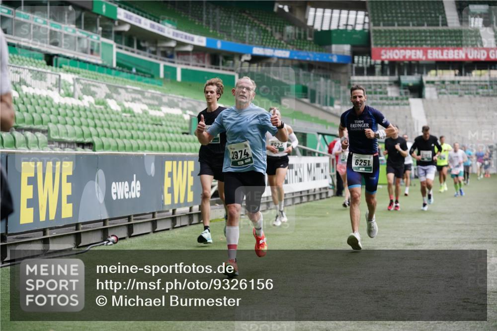 05.10.2025 - 20. swb-Marathon Bremen Michael Burmester http://msf.ph/oto/9326156 05.10.2025 12:48:19 Laufen im Stadion 492, 564, 1370, 1526, 1607, 1642, 1646, 1724, 2241, 2360, 2643, 2656, 2974, 3320, 3324, 3768, 3819, 4291, 4353, 5103, 5264, 5786, 5918, 6251, 6804, 7176, 7492, 7735, 7831, 7900, 8244, 8729, 8897, 8923, 8932, 344, 346, 442, 656, 770, 1205, 2472, 2482, 2613, 2872, 3061, 4215, 4255, 4291, 4313, 5656, 5831, 7070, 7170, 8013 meine-sportfotos.de