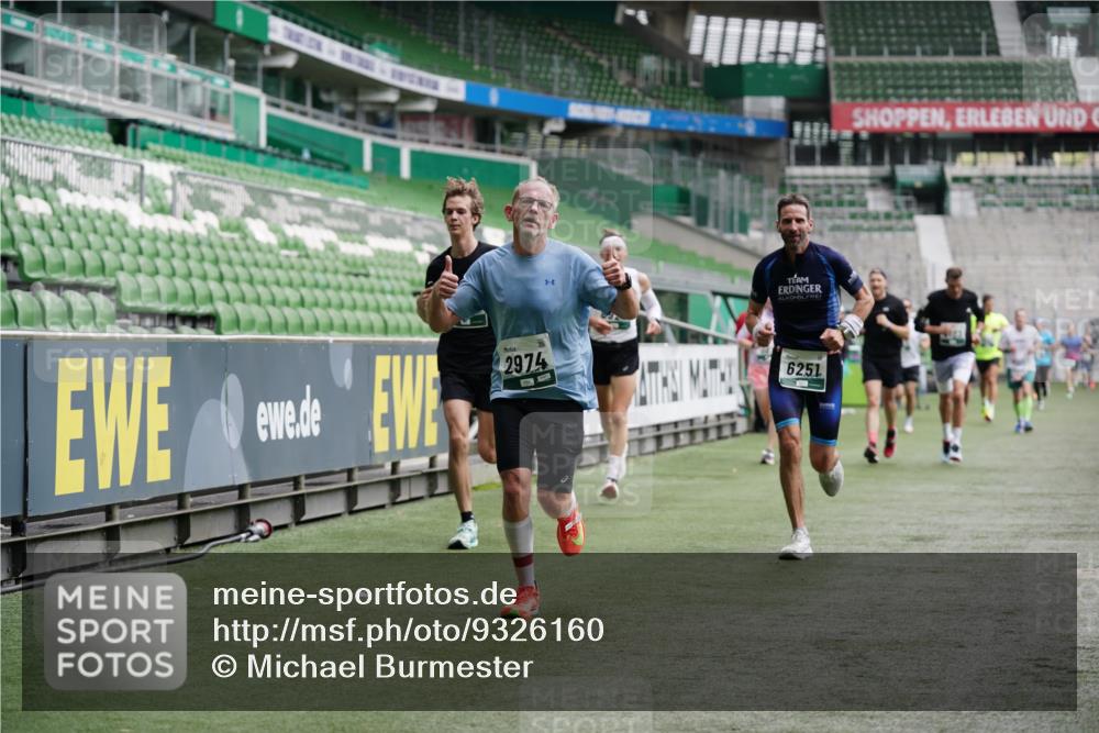 05.10.2025 - 20. swb-Marathon Bremen Michael Burmester http://msf.ph/oto/9326160 05.10.2025 12:48:19 Laufen im Stadion 492, 564, 1370, 1526, 1607, 1642, 1646, 1724, 2241, 2360, 2643, 2656, 2974, 3320, 3324, 3768, 3819, 4291, 4353, 5103, 5264, 5786, 5918, 6251, 6804, 7176, 7492, 7735, 7831, 7900, 8244, 8729, 8897, 8923, 8932, 344, 346, 442, 656, 770, 1205, 2472, 2482, 2613, 2872, 3061, 4215, 4255, 4291, 4313, 5656, 5831, 7070, 7170, 8013 meine-sportfotos.de