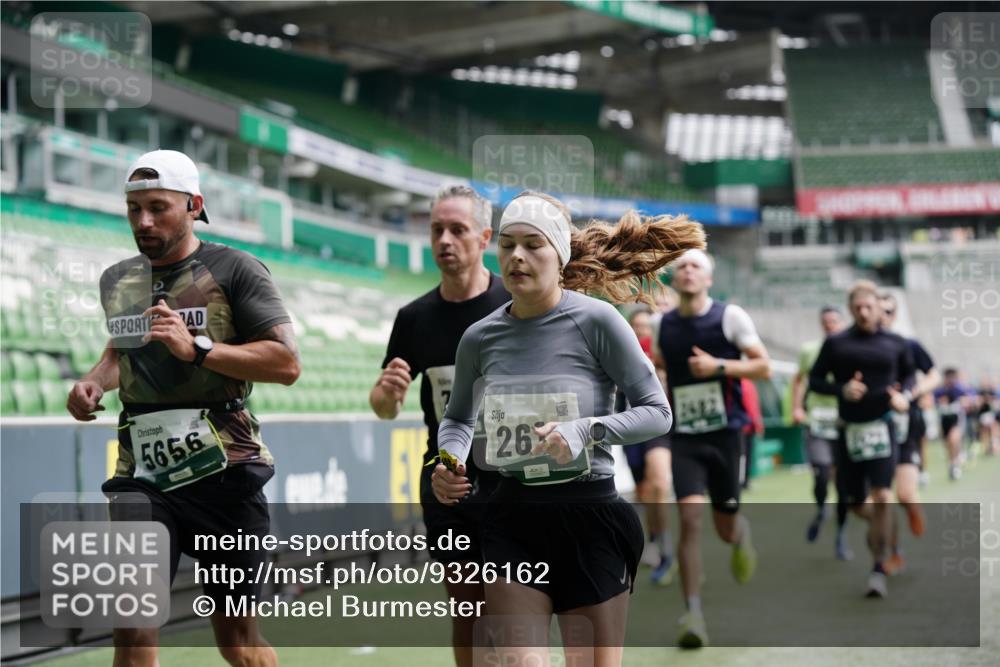 05.10.2025 - 20. swb-Marathon Bremen Michael Burmester http://msf.ph/oto/9326162 05.10.2025 12:47:22 Laufen im Stadion 223, 265, 344, 346, 391, 442, 502, 505, 545, 609, 656, 770, 818, 862, 1205, 1521, 1635, 2472, 2482, 2613, 2872, 2939, 3061, 4215, 4255, 4291, 4313, 4848, 4966, 4988, 5656, 5831, 6295, 7070, 7170, 7176, 7583, 8013, 891, 1246, 2276, 2585, 3054, 3084, 3381, 4758, 7675 meine-sportfotos.de