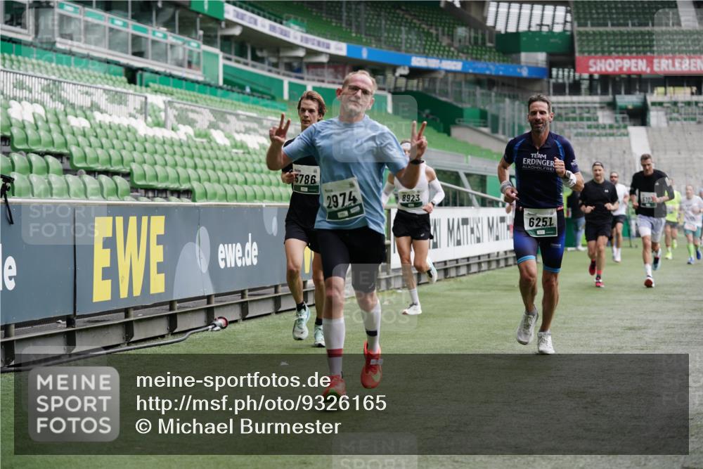 05.10.2025 - 20. swb-Marathon Bremen Michael Burmester http://msf.ph/oto/9326165 05.10.2025 12:48:20 Laufen im Stadion 492, 564, 1370, 1526, 1607, 1642, 1646, 1724, 2241, 2360, 2643, 2656, 2974, 3320, 3324, 3768, 3819, 4353, 5103, 5264, 5786, 5918, 6251, 6804, 7176, 7492, 7735, 7831, 7900, 8244, 8729, 8897, 8923, 8932, 344, 346, 442, 656, 770, 1205, 2472, 2482, 2613, 2872, 3061, 4215, 4255, 4291, 4313, 5656, 5831, 7070, 7170, 7176 meine-sportfotos.de