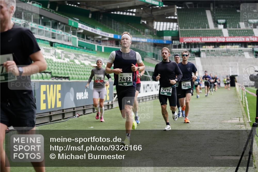 05.10.2025 - 20. swb-Marathon Bremen Michael Burmester http://msf.ph/oto/9326166 05.10.2025 12:47:23 Laufen im Stadion 223, 265, 344, 346, 391, 442, 502, 505, 545, 609, 656, 770, 818, 862, 1205, 1521, 1635, 2472, 2482, 2613, 2656, 2872, 2939, 3061, 4215, 4255, 4291, 4313, 4848, 4966, 4988, 5656, 5831, 6295, 7070, 7170, 7176, 7583, 8013, 891, 1246, 2276, 2585, 3054, 3084, 4758, 7675 meine-sportfotos.de