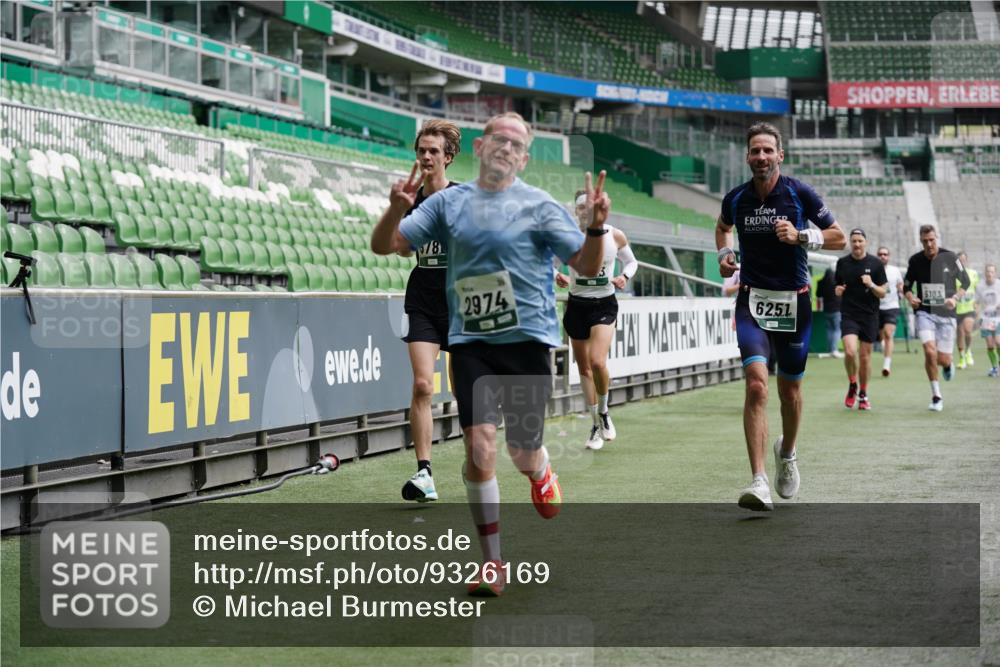 05.10.2025 - 20. swb-Marathon Bremen Michael Burmester http://msf.ph/oto/9326169 05.10.2025 12:48:20 Laufen im Stadion 492, 564, 1370, 1526, 1607, 1642, 1646, 1724, 2241, 2360, 2643, 2656, 2974, 3320, 3324, 3768, 3819, 4353, 5103, 5264, 5786, 5918, 6251, 6804, 7176, 7492, 7735, 7831, 7900, 8244, 8729, 8897, 8923, 8932, 344, 346, 442, 656, 770, 1205, 2472, 2482, 2613, 2872, 3061, 4215, 4255, 4291, 4313, 5656, 5831, 7070, 7170, 7176 meine-sportfotos.de