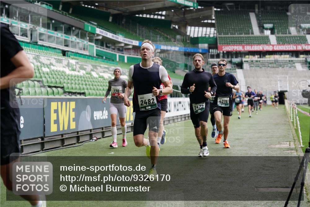 05.10.2025 - 20. swb-Marathon Bremen Michael Burmester http://msf.ph/oto/9326170 05.10.2025 12:47:23 Laufen im Stadion 223, 265, 344, 346, 391, 442, 502, 505, 545, 609, 656, 770, 818, 862, 1205, 1521, 1635, 2472, 2482, 2613, 2656, 2872, 2939, 3061, 4215, 4255, 4291, 4313, 4848, 4966, 4988, 5656, 5831, 6295, 7070, 7170, 7176, 7583, 8013, 891, 1246, 2276, 2585, 3054, 3084, 4758, 7675 meine-sportfotos.de