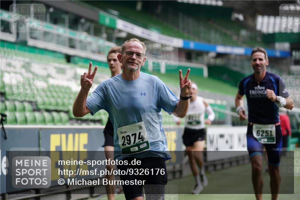 05.10.2025 - 20. swb-Marathon Bremen Michael Burmester http://msf.ph/oto/9326176 05.10.2025 12:48:20 Laufen im Stadion 492, 564, 1370, 1526, 1607, 1642, 1646, 1724, 2241, 2360, 2643, 2656, 2974, 3320, 3324, 3768, 3819, 4353, 5103, 5264, 5786, 5918, 6251, 6804, 7176, 7492, 7735, 7831, 7900, 8244, 8729, 8897, 8923, 8932, 344, 346, 442, 656, 770, 1205, 2472, 2482, 2613, 2872, 3061, 4215, 4255, 4291, 4313, 5656, 5831, 7070, 7170, 7176 meine-sportfotos.de