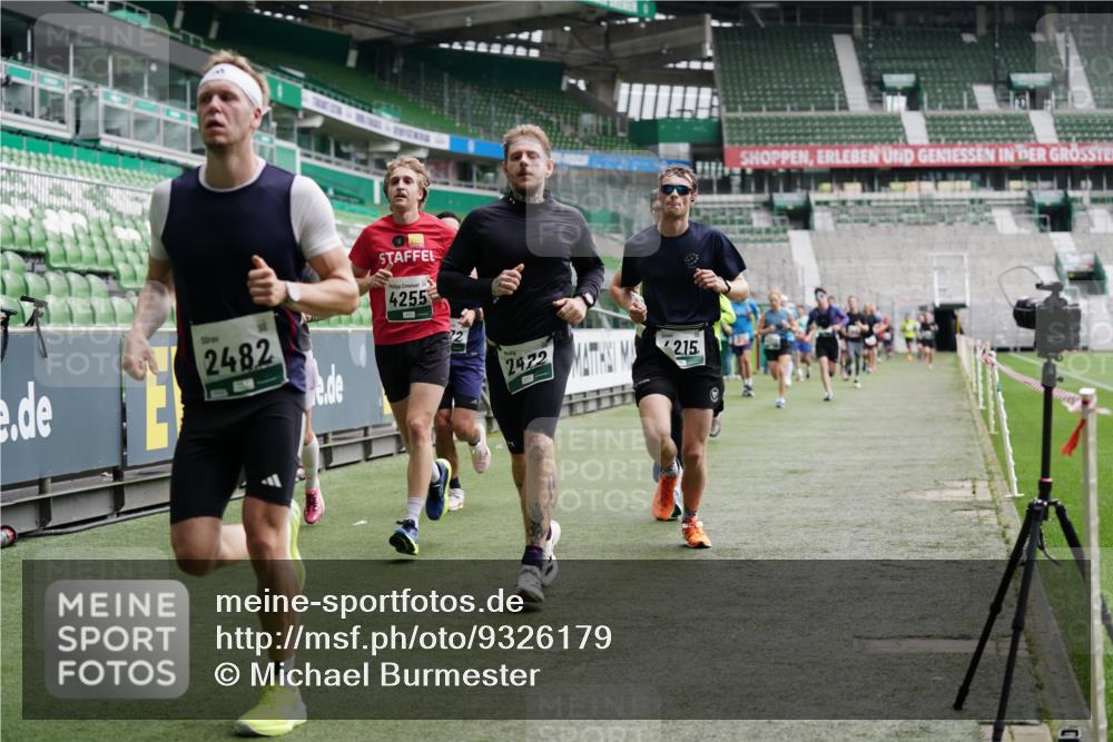 05.10.2025 - 20. swb-Marathon Bremen Michael Burmester http://msf.ph/oto/9326179 05.10.2025 12:47:24 Laufen im Stadion 223, 265, 344, 346, 391, 442, 502, 505, 545, 564, 609, 656, 770, 818, 862, 1205, 1521, 1635, 2472, 2482, 2613, 2656, 2872, 2939, 3061, 4215, 4255, 4291, 4313, 4848, 4966, 4988, 5656, 5831, 6295, 7070, 7170, 7176, 7583, 8013, 891, 1246, 3054, 3084, 4758 meine-sportfotos.de