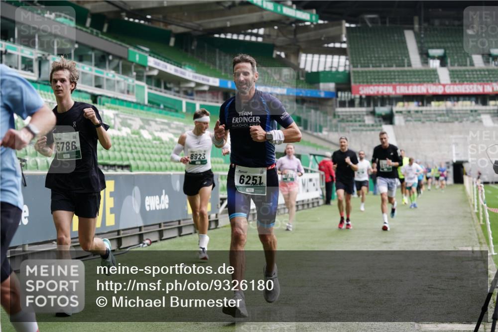 05.10.2025 - 20. swb-Marathon Bremen Michael Burmester http://msf.ph/oto/9326180 05.10.2025 12:48:21 Laufen im Stadion 492, 564, 1370, 1526, 1607, 1642, 1646, 1724, 2241, 2360, 2643, 2656, 2974, 3320, 3324, 3768, 3819, 4353, 5103, 5264, 5786, 5918, 6251, 6632, 6804, 7492, 7735, 7831, 7900, 8244, 8729, 8897, 8923, 8932, 344, 346, 442, 656, 770, 1205, 2472, 2482, 2613, 2872, 3061, 4215, 4255, 4291, 4313, 5656, 5831, 7070, 7170, 7176 meine-sportfotos.de