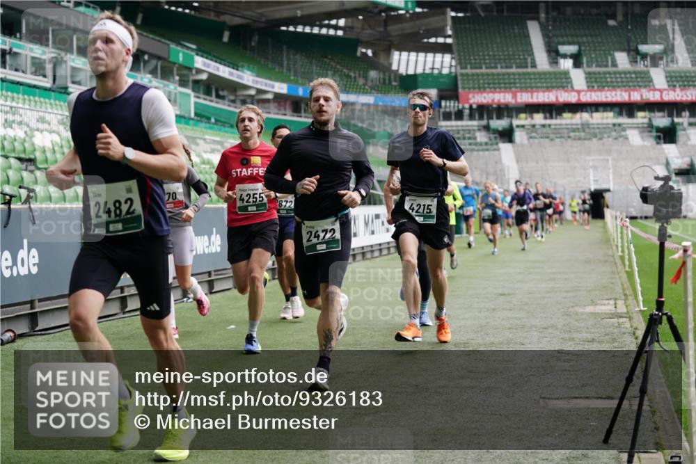 05.10.2025 - 20. swb-Marathon Bremen Michael Burmester http://msf.ph/oto/9326183 05.10.2025 12:47:24 Laufen im Stadion 223, 265, 344, 346, 391, 442, 502, 505, 545, 564, 609, 656, 770, 818, 862, 1205, 1521, 1635, 2472, 2482, 2613, 2656, 2872, 2939, 3061, 4215, 4255, 4291, 4313, 4848, 4966, 4988, 5656, 5831, 6295, 7070, 7170, 7176, 7583, 8013, 891, 1246, 3054, 3084, 4758 meine-sportfotos.de