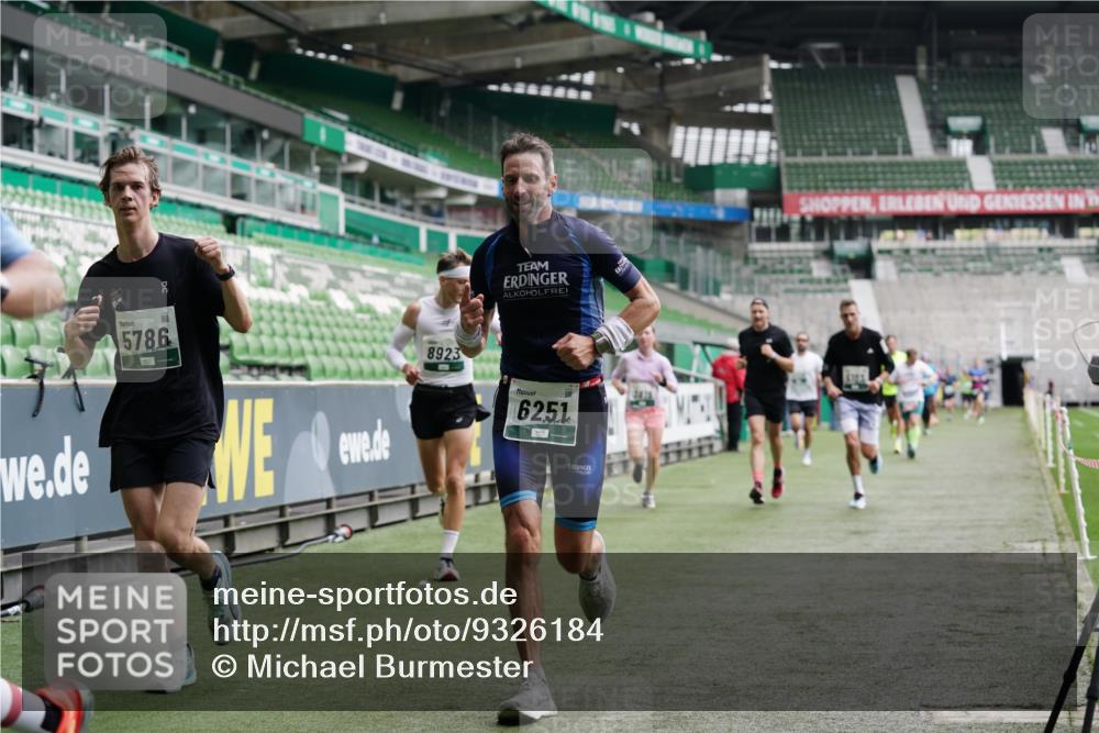 05.10.2025 - 20. swb-Marathon Bremen Michael Burmester http://msf.ph/oto/9326184 05.10.2025 12:48:21 Laufen im Stadion 492, 564, 1370, 1526, 1607, 1642, 1646, 1724, 2241, 2360, 2643, 2656, 2974, 3320, 3324, 3768, 3819, 4353, 5103, 5264, 5786, 5918, 6251, 6632, 6804, 7492, 7735, 7831, 7900, 8244, 8729, 8897, 8923, 8932, 344, 346, 442, 656, 770, 1205, 2472, 2482, 2613, 2872, 3061, 4215, 4255, 4291, 4313, 5656, 5831, 7070, 7170, 7176 meine-sportfotos.de