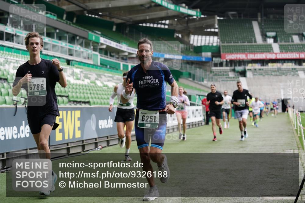 05.10.2025 - 20. swb-Marathon Bremen Michael Burmester http://msf.ph/oto/9326188 05.10.2025 12:48:21 Laufen im Stadion 492, 564, 1370, 1526, 1607, 1642, 1646, 1724, 2241, 2360, 2643, 2656, 2974, 3320, 3324, 3768, 3819, 4353, 5103, 5264, 5786, 5918, 6251, 6632, 6804, 7492, 7735, 7831, 7900, 8244, 8729, 8897, 8923, 8932, 344, 346, 442, 656, 770, 1205, 2472, 2482, 2613, 2872, 3061, 4215, 4255, 4291, 4313, 5656, 5831, 7070, 7170, 7176 meine-sportfotos.de