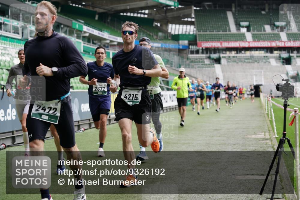 05.10.2025 - 20. swb-Marathon Bremen Michael Burmester http://msf.ph/oto/9326192 05.10.2025 12:47:25 Laufen im Stadion 223, 265, 344, 346, 391, 442, 502, 505, 545, 564, 609, 656, 770, 818, 862, 1205, 1521, 1635, 2472, 2482, 2613, 2656, 2872, 2939, 3061, 4215, 4255, 4291, 4313, 4848, 4966, 4988, 5656, 5831, 6295, 7070, 7170, 7176, 7492, 7583, 8013, 609, 891, 1246, 3054, 3084, 4758 meine-sportfotos.de